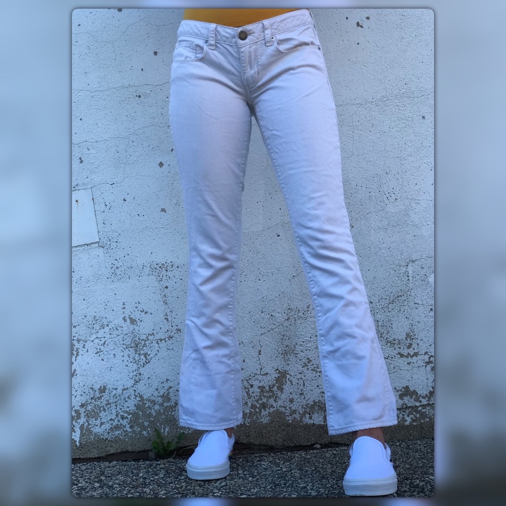 AMERICAN EAGLE white flare jeans 💛